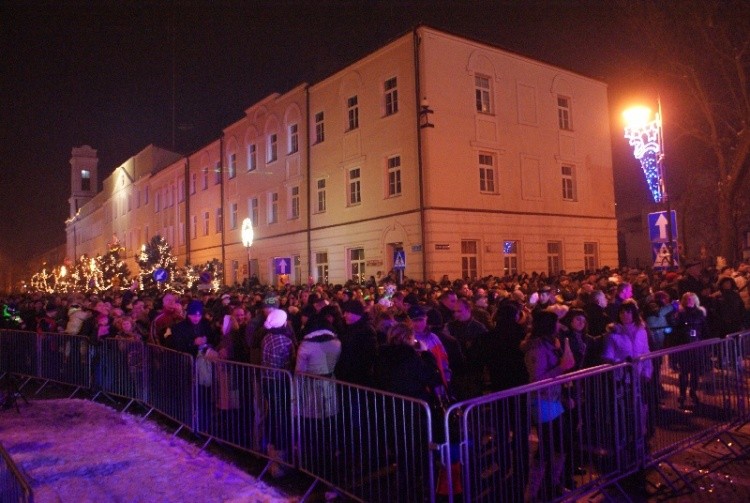 Podczas ubiegłorocznego miejskiego Sylwestra na plac Bema przyszły tysiące ostrołęczan (fot. eostroleka.pl)